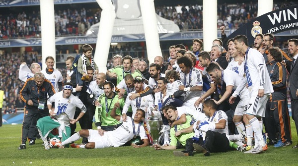 Real Madrid&#39;s Marcelo, center right, and goalkeeper Iker Casillas celebrate during the Champions League final soccer match against Atletico Madrid at the Luz stadium in Lisbon, Portugal, Saturday, May 24, 2014. (AP Photo/Daniel Ochoa de Olza)