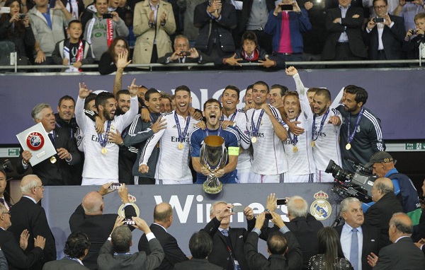 Real Madrid&#39;s captain Casillas and team mates celebrate with the trophy after defeating Atletico Madrid in the their Champions League final soccer match at the Luz Stadium in Lisbon