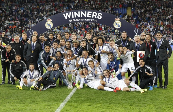 Real Madrid&#39;s Ronaldo and team mates celebrate with the trophy after defeating Atletico Madrid in the their Champions League final soccer match at the Luz Stadium in Lisbon