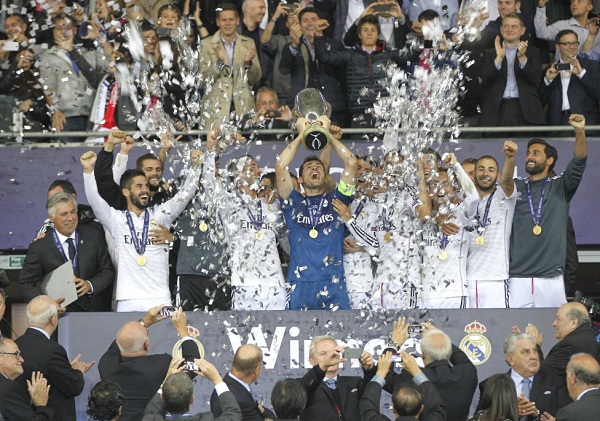 Real Madrid players lift the Champion League trophy after winning the Champions League final soccer match between Atletico Madrid and Real Madrid in Lisbon, Portugal, Saturday, May 24, 2014. (AP Photo/Manu Fernandez)