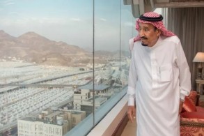 من منى... الملك سلمان يُشرف على راحة الحجاج