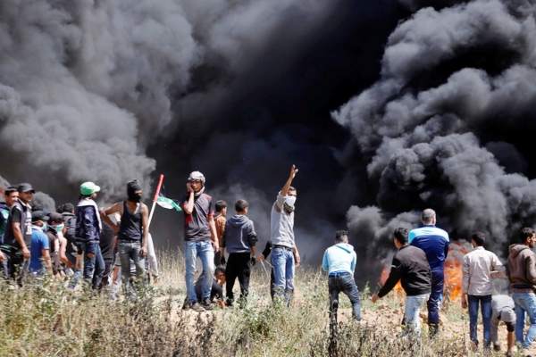 فلسطينيون يتطاهرون على الحدود مع إسرائيل. أبريل ٢٠١٨