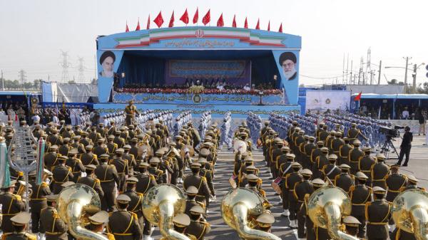 جنود إيرانيون في استعراض بمناسبة يوم الجيش في طهران.​ ​