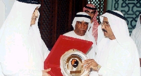 الجيش يتعزز حول قصر الحاكم وولي عهده الجديدراس الخيمة خالد القاسمي المعزول حاول خلع الوالد الكهل