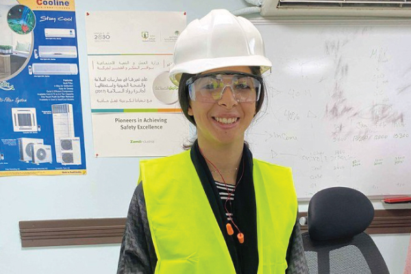 السعودية نيوز |  سعودية شابة تتحدى المهندسين 