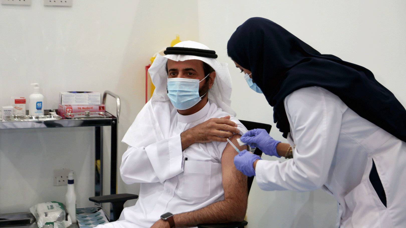 السعودية نيوز |  وزير الصحة السعودي يتلقى أول جرعة من لقاح كورونا 