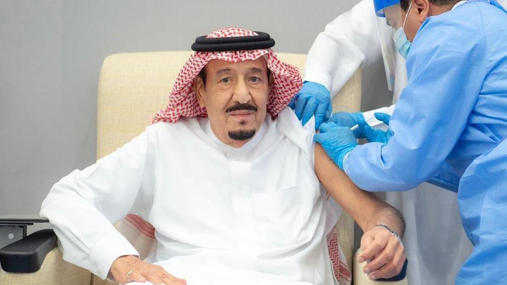 السعودية نيوز |  الملك سلمان بن عبد العزيز يتلقى اللقاح ضد فيروس كورونا 