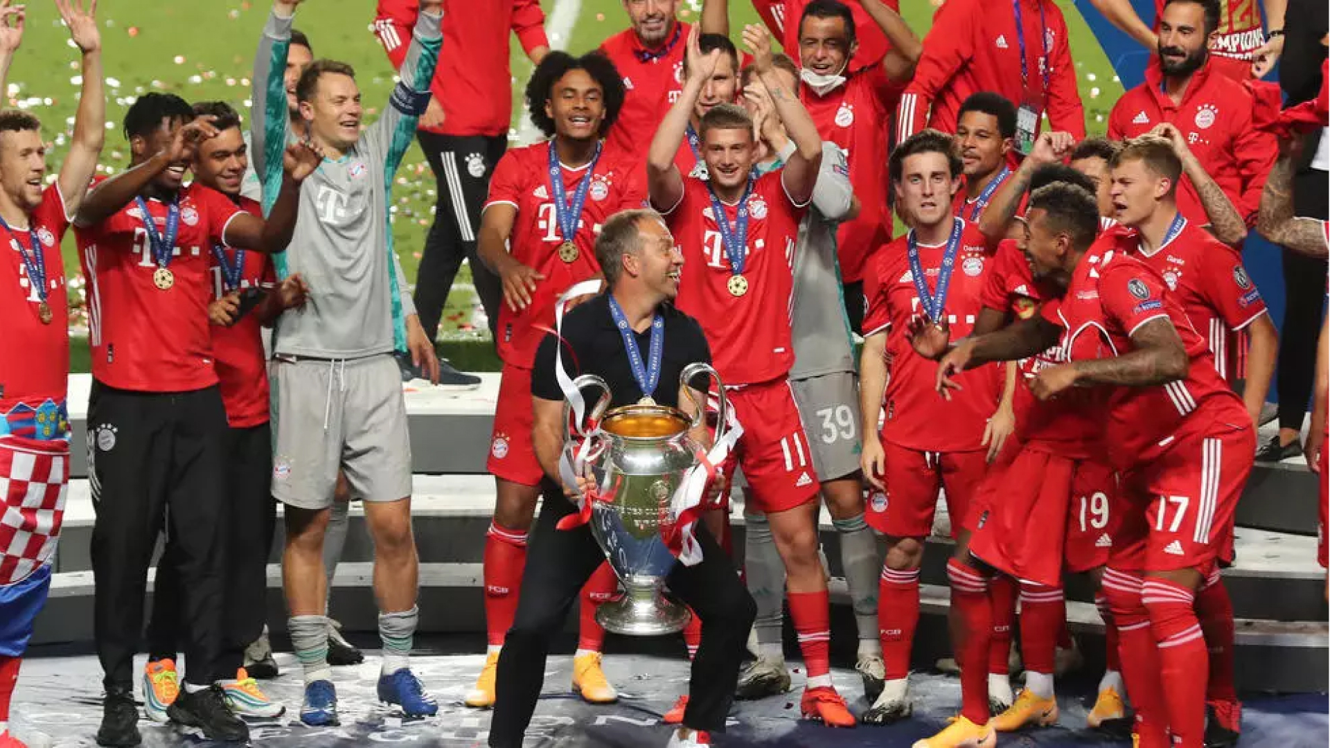 لاعبو بايرن ميونيخ يحتفلون بتتويجهم بلقب دوري أبطال أوروبا في لشبونة في 23 أغسطس الماضي