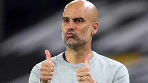 المدرب الإسباني جوسيب غوارديولا يحفز لاعبيه في مانشستر سيتي بعد الهدف الثاني في مرمى ولفرهامبتون خلال لقاء الفريقين في الدوري الانكليزي لكرة القدم، ولفرهامبتون، وسط إنكلترا في 21 ايلول/سبتمبر 2020