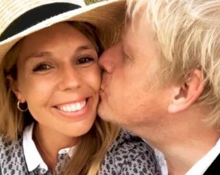 خطيبة جونسون بعثت له صور بالاشعة لطفلهما المنتظر 