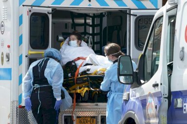 مريضة تصل إلى مستشفى في ويكوف في نيويورك في 5 نيسان/أبريل 2020