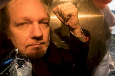 جوليان أسانج أنجب ولدين من محاميته