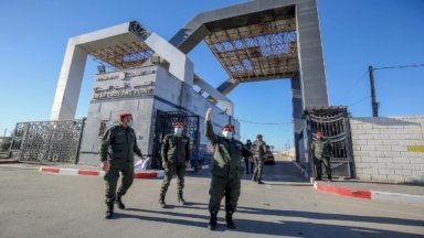 عناصر من قوات الأمن الفلسطينية يرتدون أقنعة واقية وسط الرجل الوبائي COVID-19 عند معبر رفح الحدودي مع استئناف الفلسطينيين السفر من قطاع غزة إلى مصر ، في 1 فبراير 2021 ، بعد الإعلان عن إعادة فتح مصر في الفترة من 1 إلى 4 فبراير