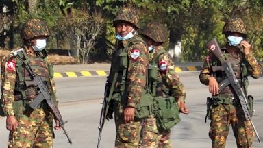 جنود في أحد شولوارع مدينة مايبيداو البورمية الإثنين بعد الانقلاب العسكري