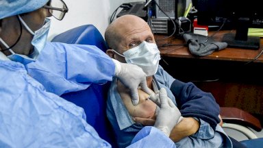 مواطن يتلقى اللقاح