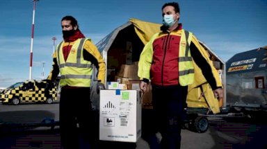 عاملان ينقلان لقاح فايزر بيونتك