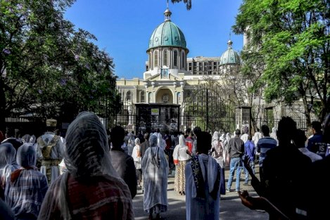 الكاثوليك والبروتستانت يحتفلون بعيد الفصح عبر الشاشات