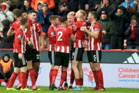 لاعبو شيفيلد يونايتد يحتفلون بالفوز على بورنموث 2-1 ضمن المرحلة 26 من الدوري الإنكليزي الممتاز بكرة القدم، في التاسع من شباط/فبراير 2020.