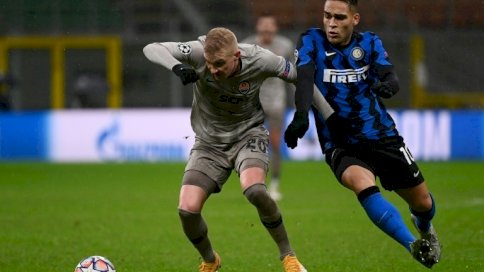 لاعب شاختار دانييتسك الاوكراني فيكتور كوفالنكو (يسار) يحاول تخطي مهاجم إنتر ميلان الايطالي في دور المجموعات لمسابقة دوري أبطال أوروبا في 9 كانون الأول/ديسمبر 2020.