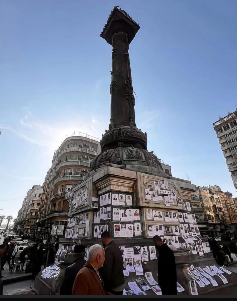 أهالي يضعون صور أولادهم المعتقلين في سجون الأسد لعل أحد شاهدهم ليتصل بهم (ساحة المرجة - دمشق)