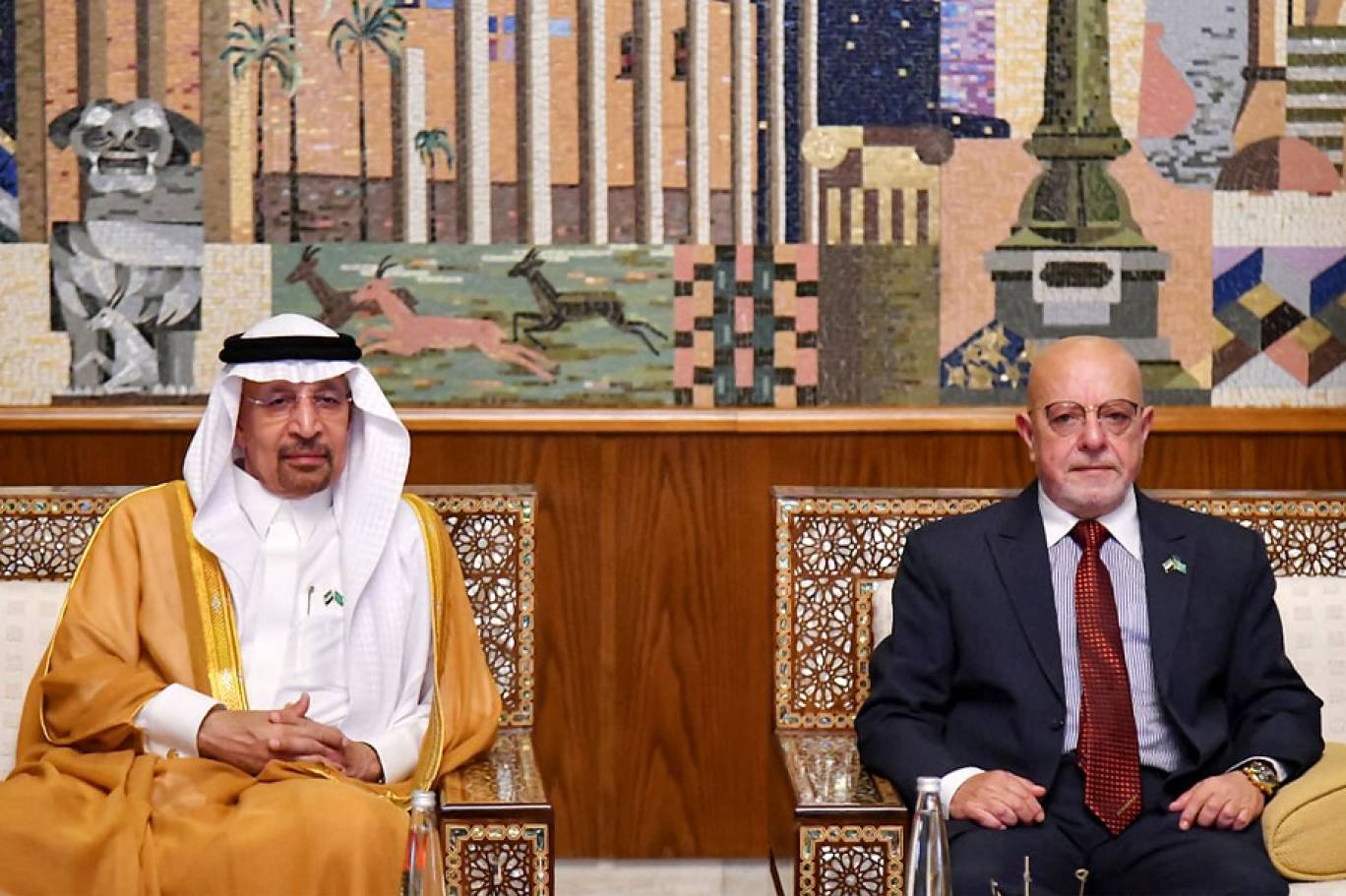 وزير الاستثمار السعودي خالد بن عبد العزيز الفالح (يسار) أثناء استقباله في مطار دمشق الدولي، 23 يوليو 2025 (سانا/ أ ف ب)