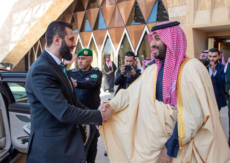 ولي العهد السعودي محمد بن سلمان يستقبل رئيس سوريا أحمد الشرع الجولاني في اول زيارة خارجية رسمية له (ٓواس)