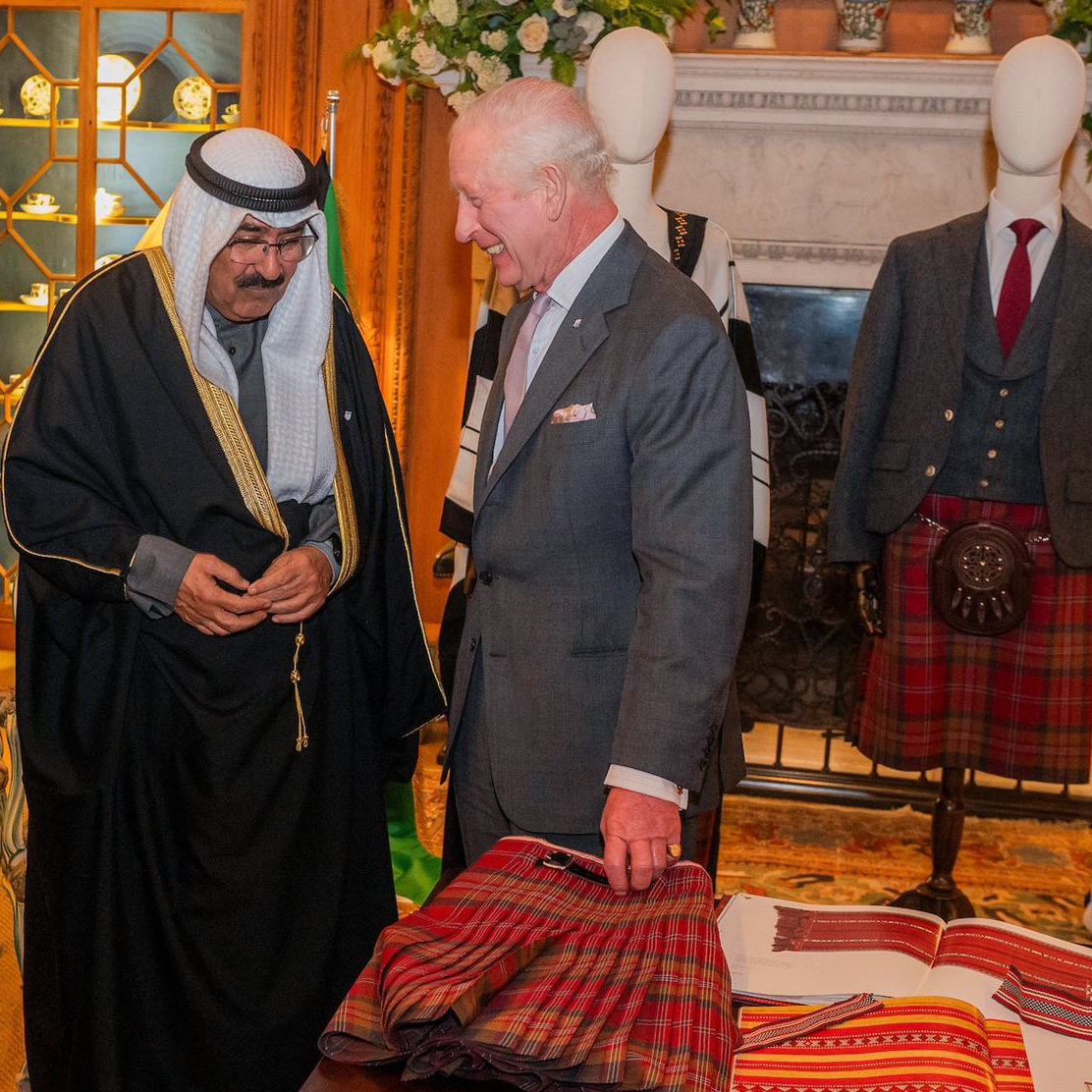 الأمير مشعل يزور دومفريز هاوس في المملكة المتحدة، حيث التقى الملك تشارلز وتبادل الهدايا التي جسدت اندماج الثقافتين عبر نسيج "شراكة 125" الفريد