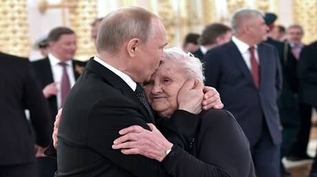 لقطة ارشيفية للرئيس الروسي فلاديمير بوتين معانقاً معلمته فيرا غوريفيتش