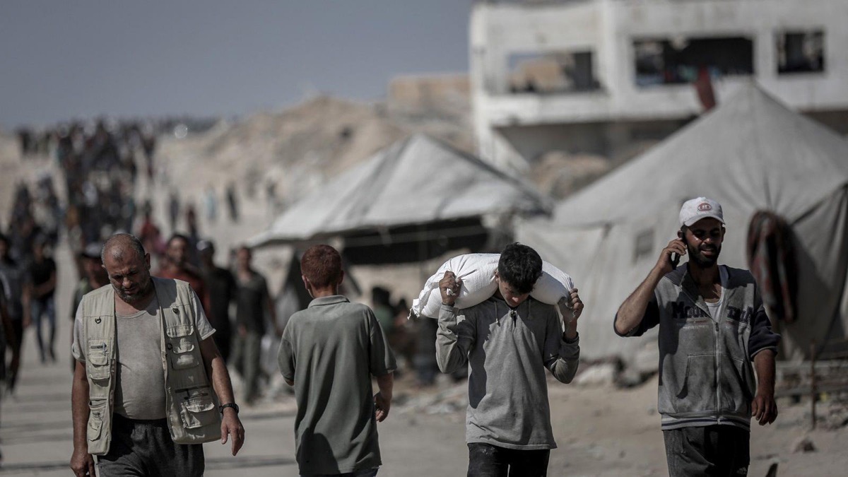 رجل فلسطيني يتسلم الطعام من نقطة توزيع مساعدات إنسانية في بيت لاهيا، شمال غزة، يوم الأحد 20 يوليو/تموز 2025. - Getty Images