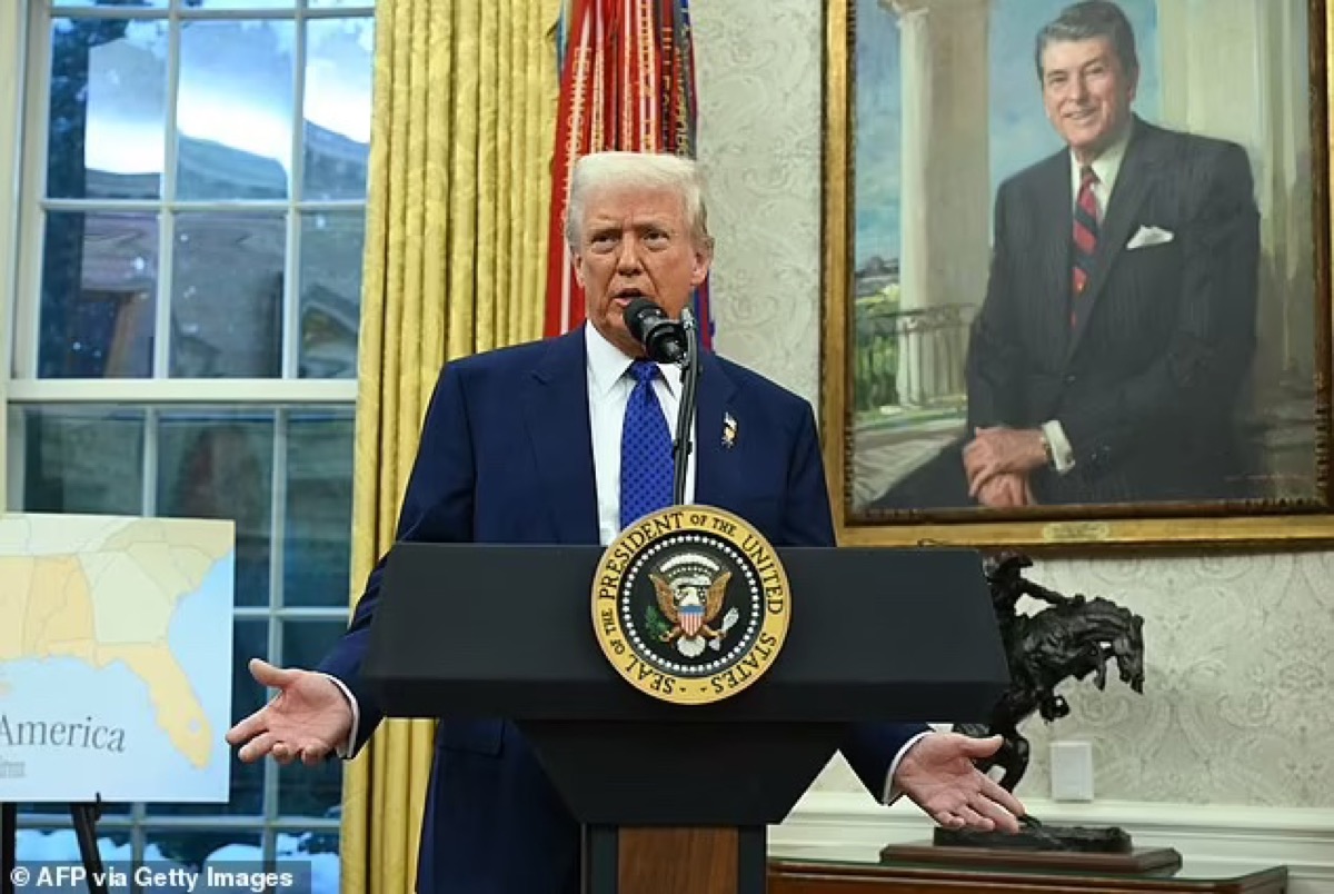 صورة الرئيس رونالد ريغان تحل محل أندرو جاكسون في المكتب البيضاوي، 11 فبراير 2025. تغيير يعكس بصمة ترامب على رموز التاريخ الرئاسي!