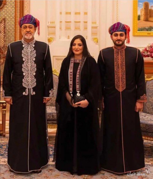 العروس تتوسط ذي يزن (يمين) والسلطان 