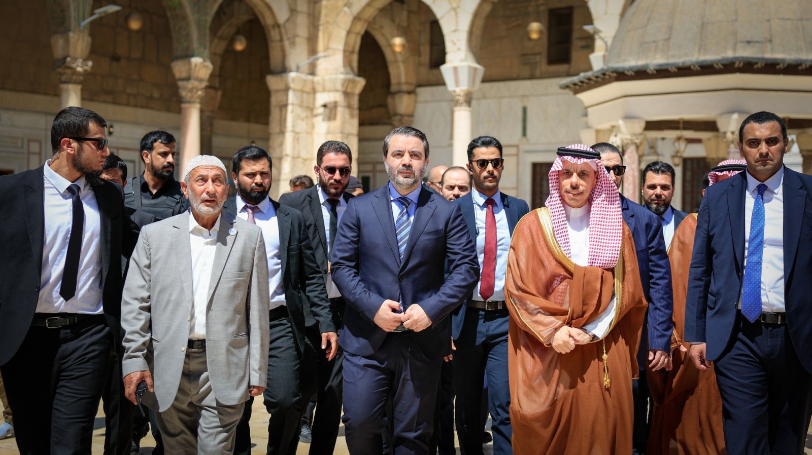 الأمير فيصل بن فرحان ونظيره السوري أسعد الشيباني والوفد المرافق في المسجد الأموي في دمشق، وقد تجوّل الوزيران في أروقة هذا المعلم التاريخي، مشددين على عمق الروابط الثقافية والدينية التي تجمع البلدين الشقيقين