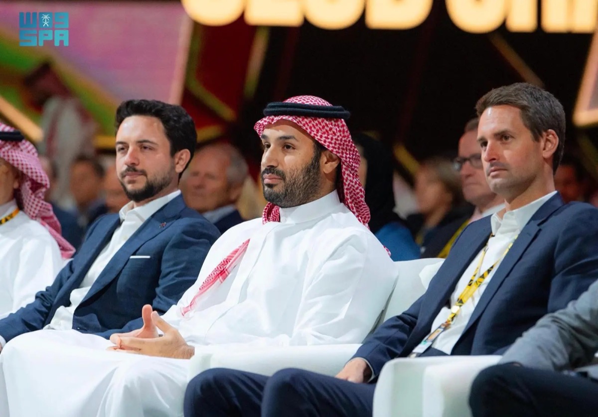 إلى جانب ولي العهد السعودي، كان ولي عهد الأردن الأمير الحسين بن عبد الله الثاني حاضرًا بقوة، ليؤكد عمق العلاقات السعودية الأردنية، ومكانة البطولة كحدث يجمع بين الثقافات والشعوب.