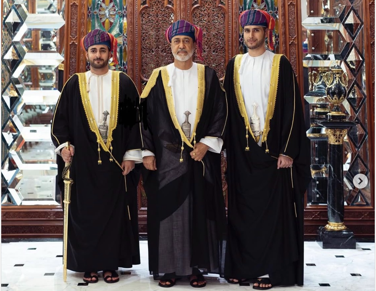 السلطان هيثم بن طارق وعلى يساره ولي العهد ذي يزن (يسار) يوم الخميس 24 نيسان (أبريل) 2025