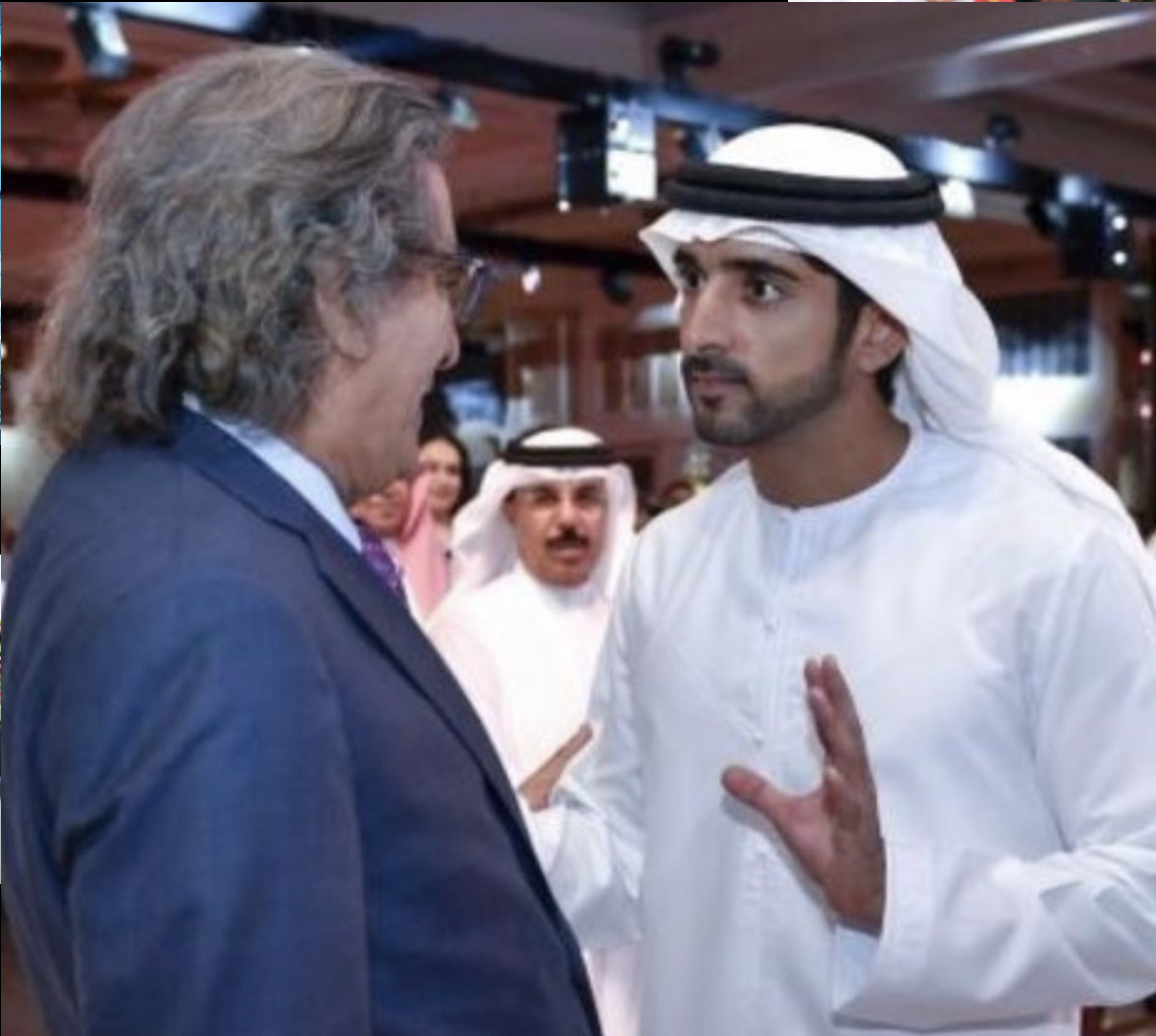 الشيخ حمدان بن محمد وناشر إيلاف عثمان العمير في دبي (أرشيفية)