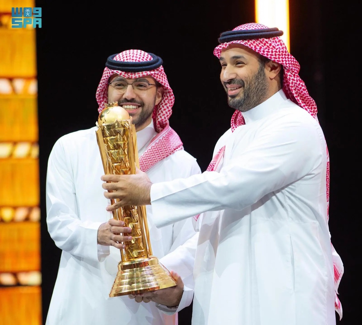 في مشهد ألهب مشاعر الحاضرين: ولي العهد السعودي الأمير محمد بن سلمان يسلم الكأس إلى مساعد الدوسري قائد فريق 