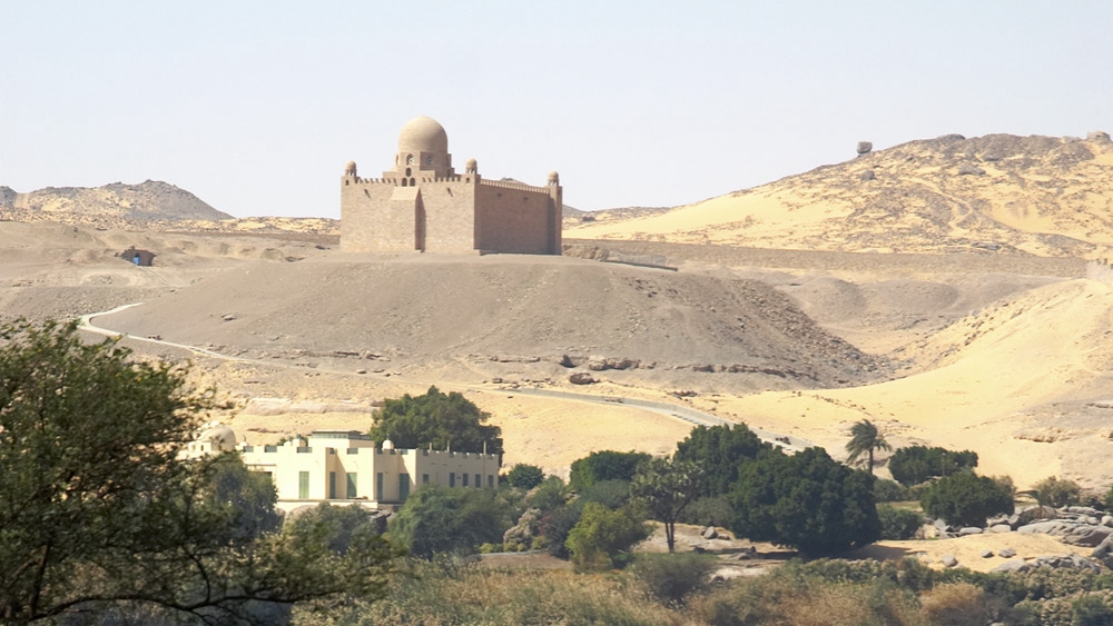 ضريح الآغا خان الثالث، السلطان محمد شاه، جد الراحل، والذي كان الإمام الثامن والأربعين للطائفة الإسماعيلية ©