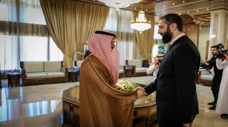 أحمد الشرع مستقبلاً وزير الاستثمار السعودي خالد بن عبد العزيز الفالح