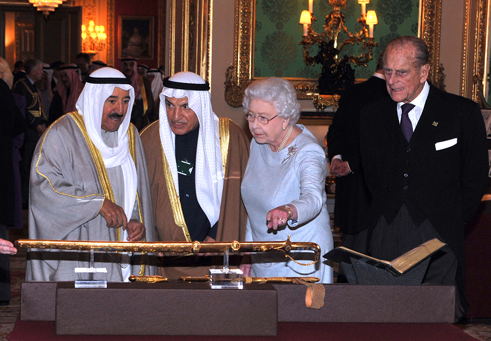 أمير الكويت الراحل الشيخ صباح الأحمد والملكة إليزابيث الثانية يزوران معرضاً لمقتنيات كويتية من المجموعة الملكية