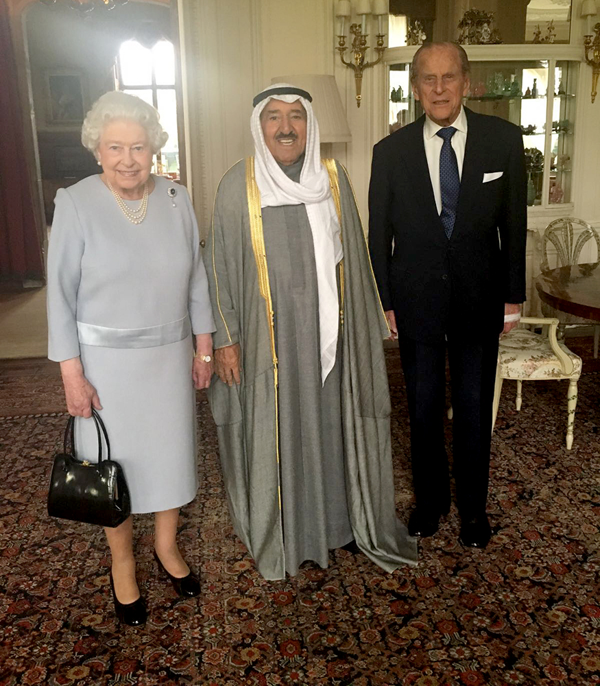 زيارة دولة رسمية: الأمير الراحل الشيخ صباح الأحمد الجابر الصباح في زيارته الرسمية إلى قصر بكانغهام، وفي الصورة ملتقياً الملكة إليزابيث بحضور الأمير فيليب دوق أدنبرة