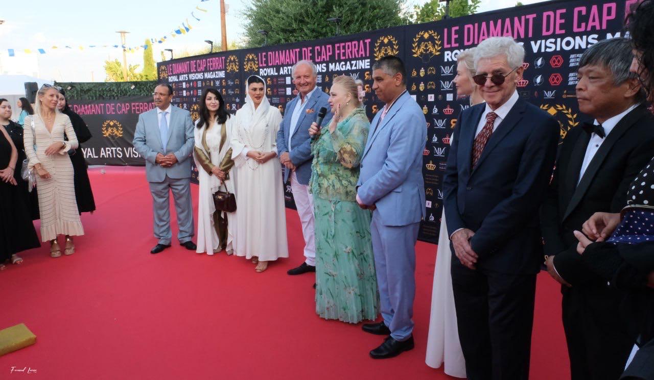 مشاركون من دول مختلفة يصغون لكلمة الدكتورة مونيكا ميرجيو في افتتاح "Le Diamant de Cap Ferrat"، وسط أجواء احتفالية رسمت معالم التعاون الثقافي العربي الأوروبي الآسيوي.
