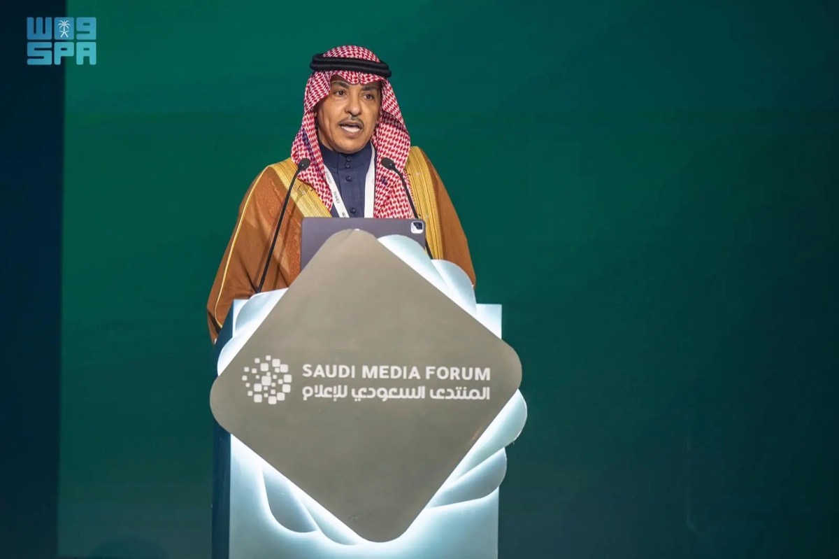 وزير الإعلام السعودي سلمان الدوسري متحدثا أمس خلال فعاليات المنتدى السعودي للإعلام 2025 © واس