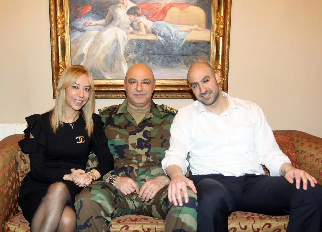 نعمت عون مع زوجها الرئيس جوزيف عون وابنهما لاعب كرة السلة خليل عون
