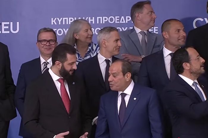 الرئيسان المصري والسوري في حديث جانبي خلال قمة نيقوسيا الطارئة