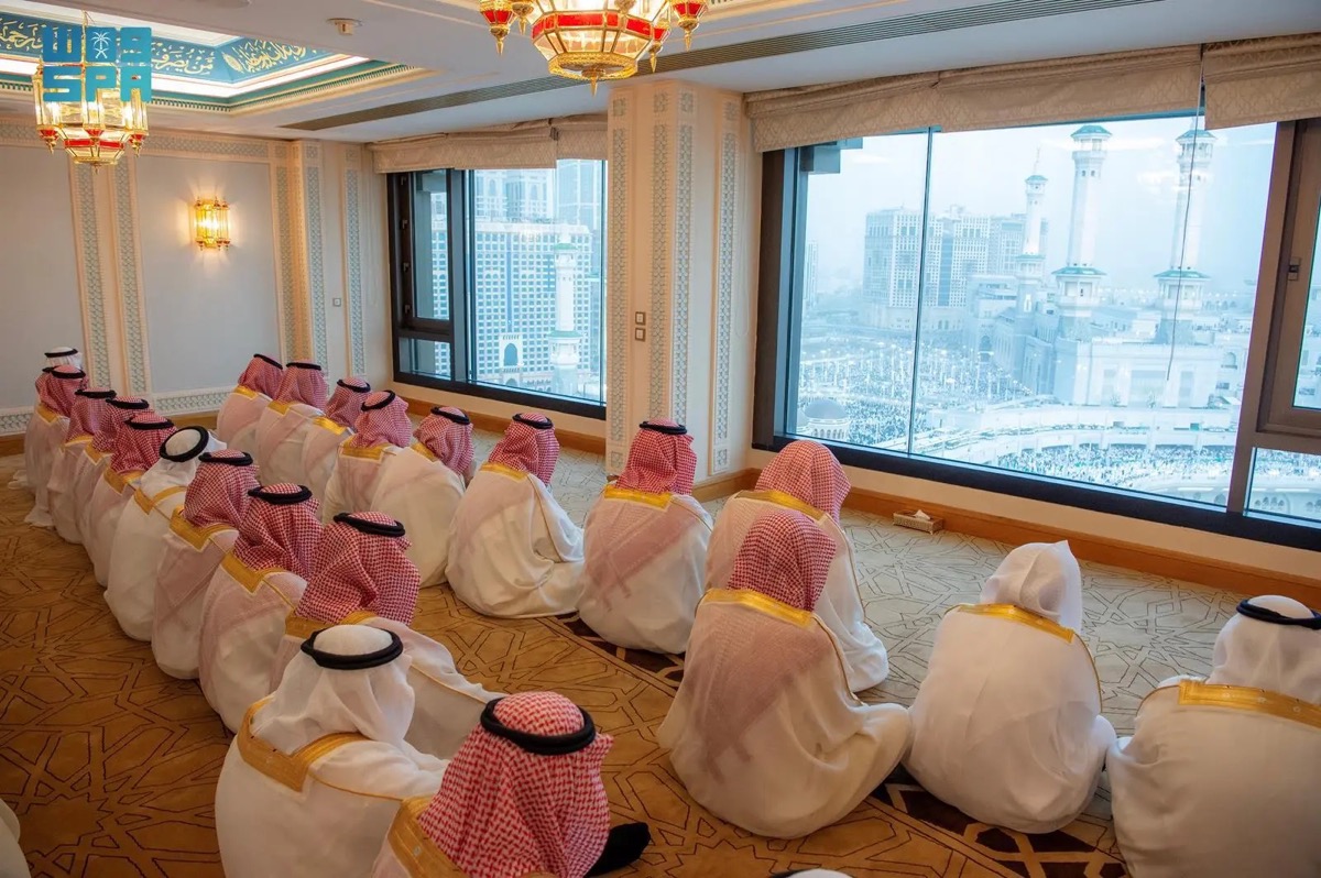 ولي العهد يؤدي صلاة عيد الفطر المبارك في المسجد الحرام