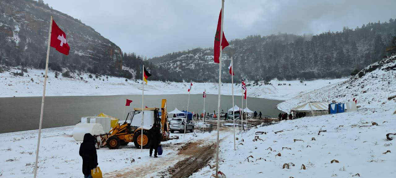 مياه متجمدة وقمم مكللة بالبياض..