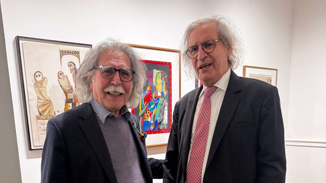  ضياء العزاوي وعثمان العمير في حديث جانبي خلال المعرض