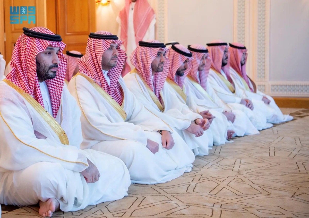 ولي العهد يؤدي صلاة عيد الفطر المبارك في المسجد الحرام