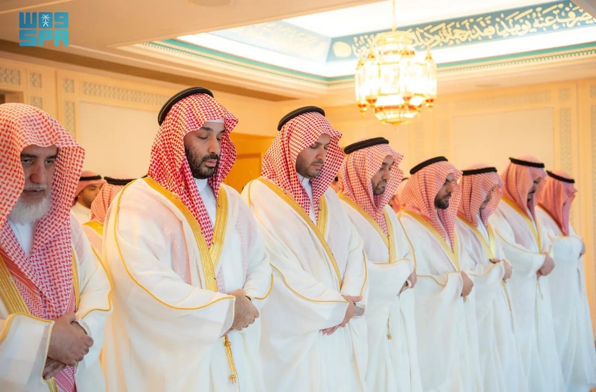 ولي العهد يؤدي صلاة عيد الفطر المبارك في المسجد الحرام