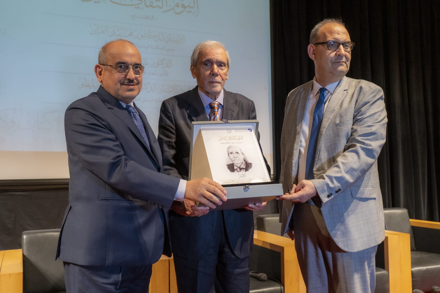 عبدالعزيز السبيل الأمين العام لجائزة الملك فيصل يسلم درعا للدكتور عبر الفتاح كيليطو (وسط)وبدا الى جانبهما الدكتور محمر الفران (الشرق الاوسط) 